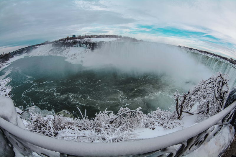 Illustration for article titled Niagara Falls Isn't Frozen—But It's Getting There, And It's Beautiful
